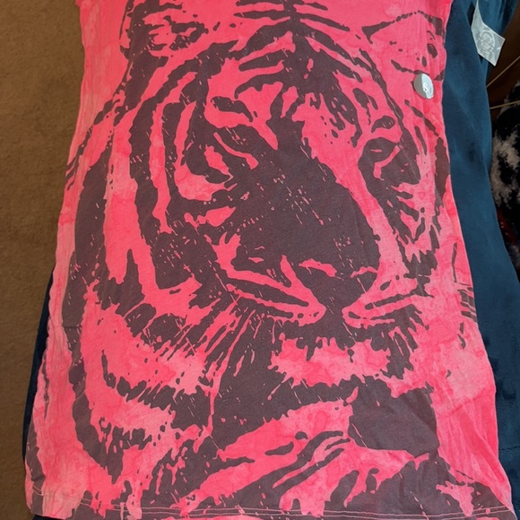 NWT Splotchy Pink Nollie V-neck with Tiger Graphic Print - Picture 3 of 7